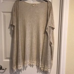 Flowy cardigan with lace trim